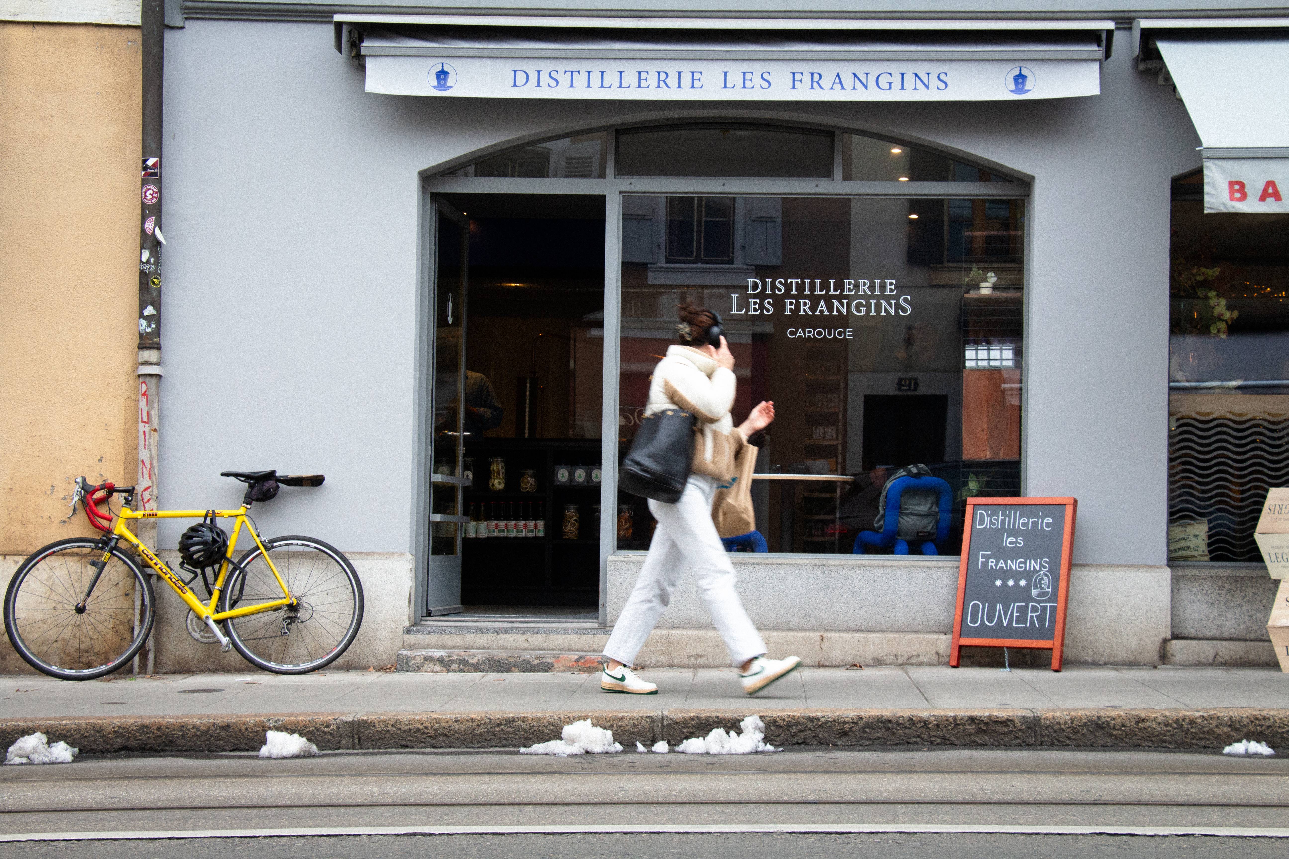 La façade de la Distillerie Les Frangins, rue Ancienne à Carouge